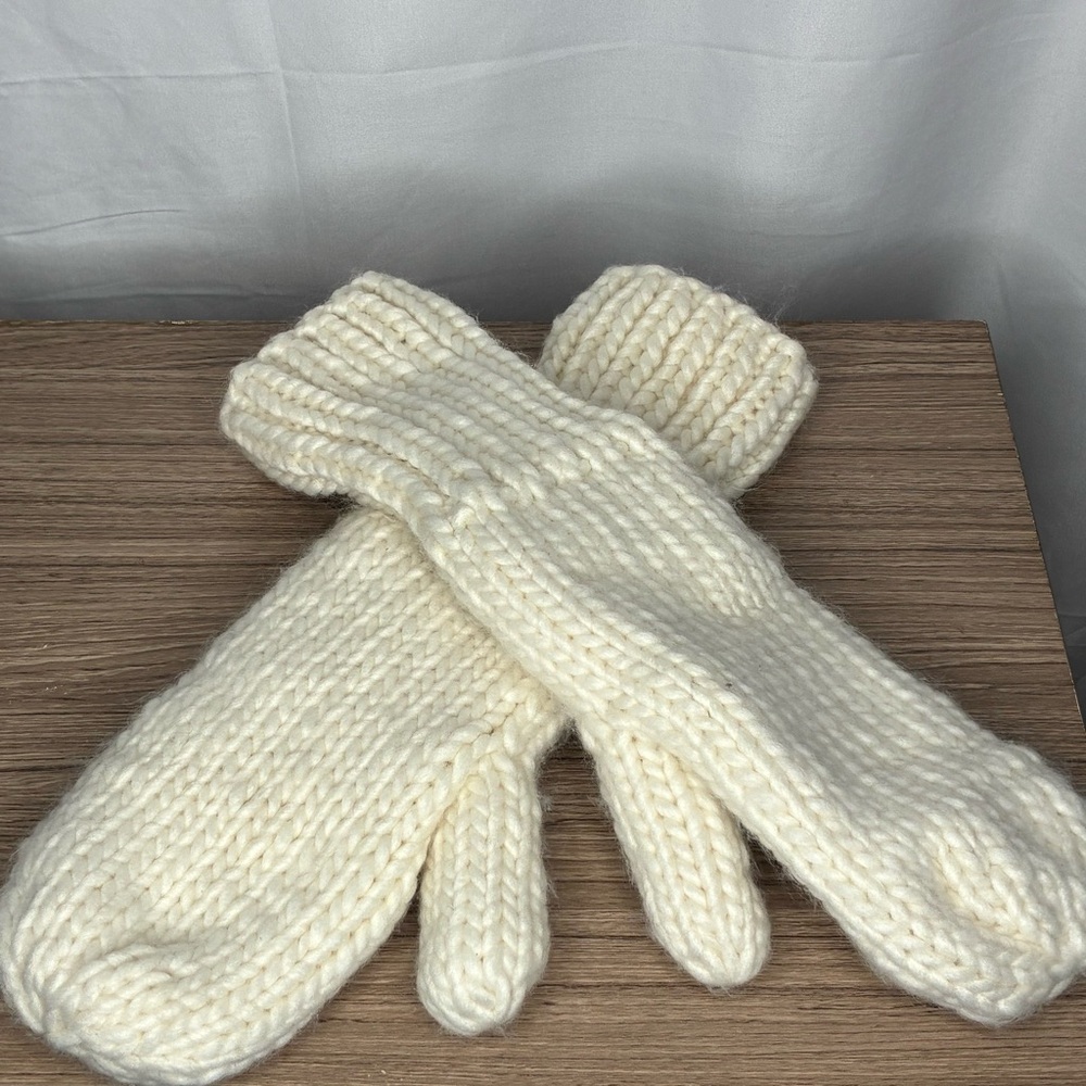 🐼 3/$25 Handmade Look Cream Knit Mittens
